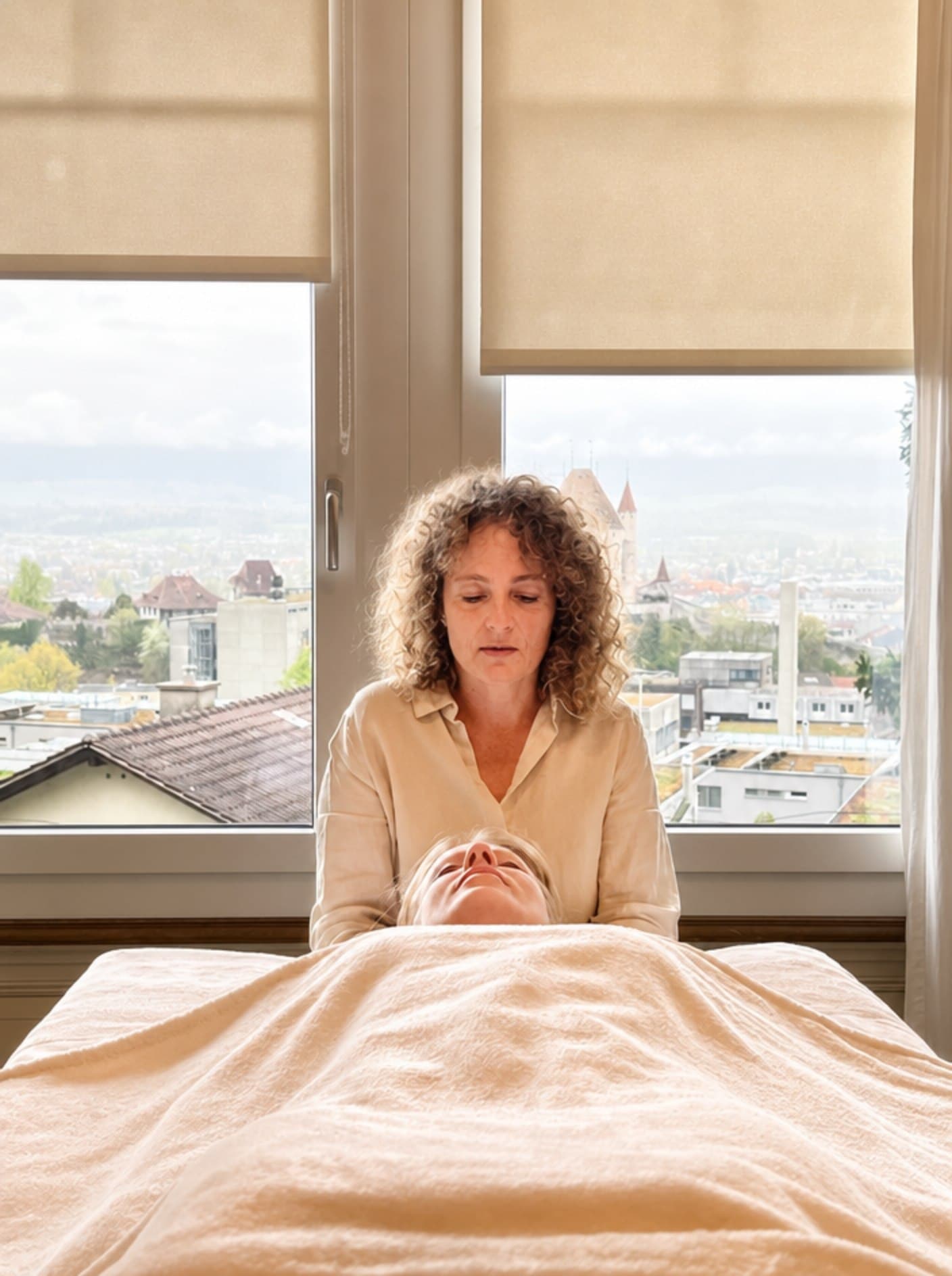 Corinna Manz bei einer Craniosacral-Behandlung mit Blick über Thun